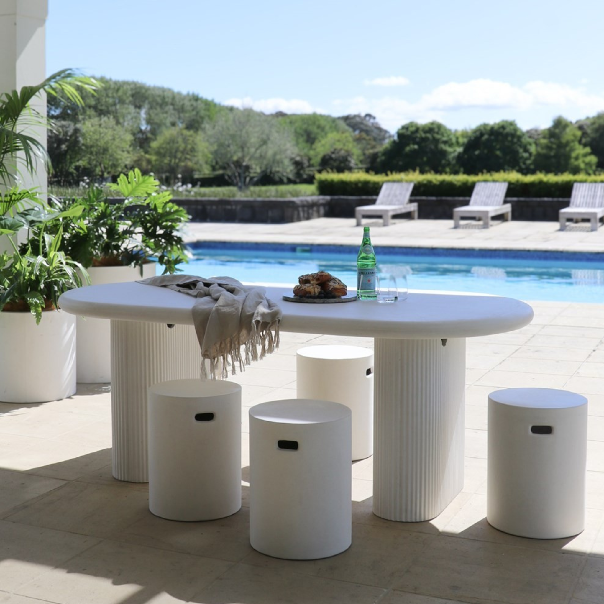 Solona OUTDOOR CONCRETE TABLE - White